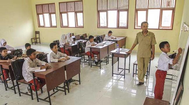 Minim Fasilitas, Meja Kursi Sering Dicuri